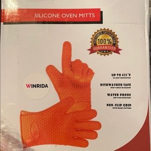 NWT Silicone Oven Mitts